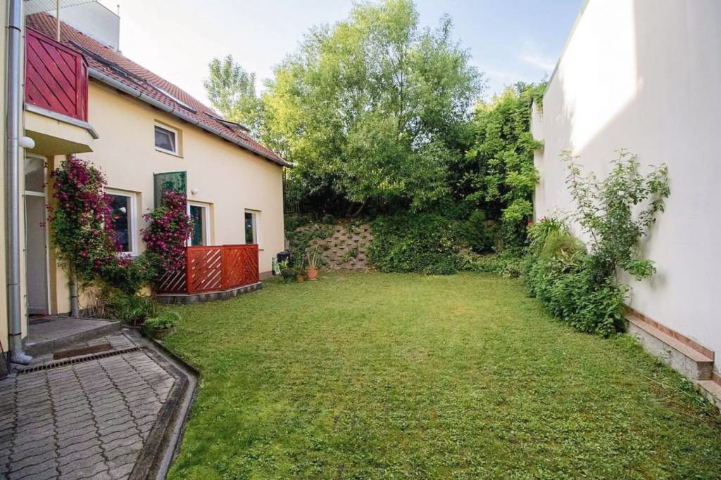 Keramikart kiadó apartman Pécs, udvar, kocsibeálló