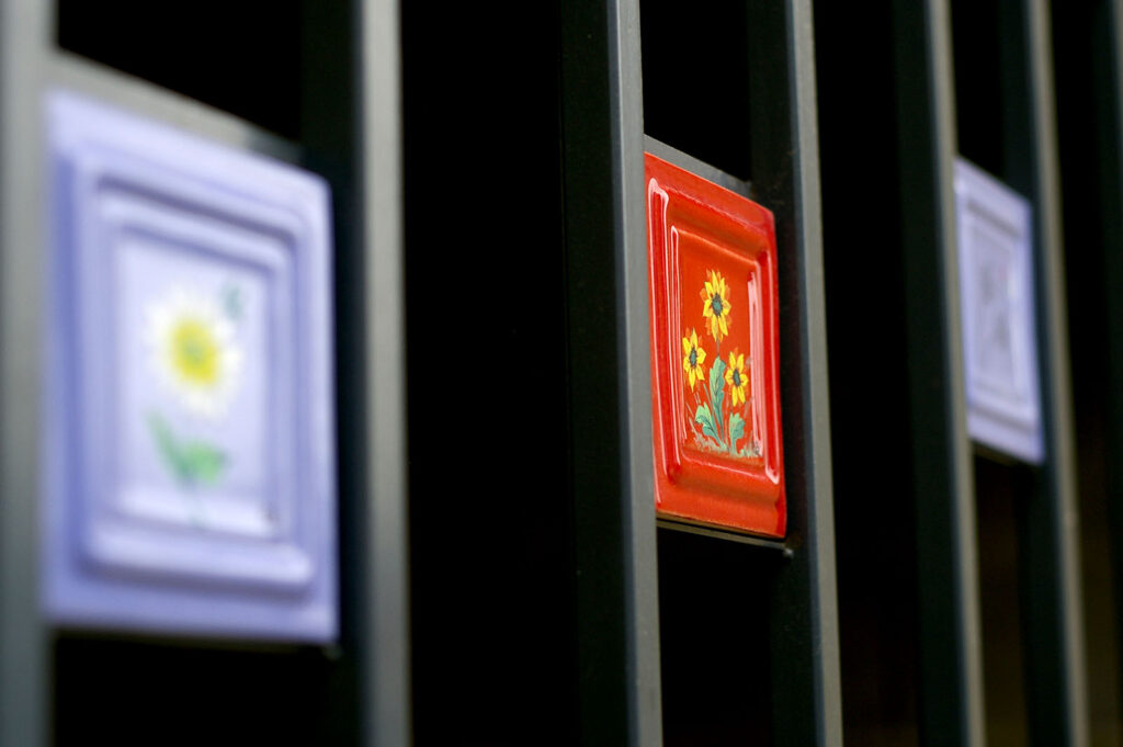 Kiadó apartman Pécs, KeramikArt, bejárat, kerámia virág díszítés a kapun