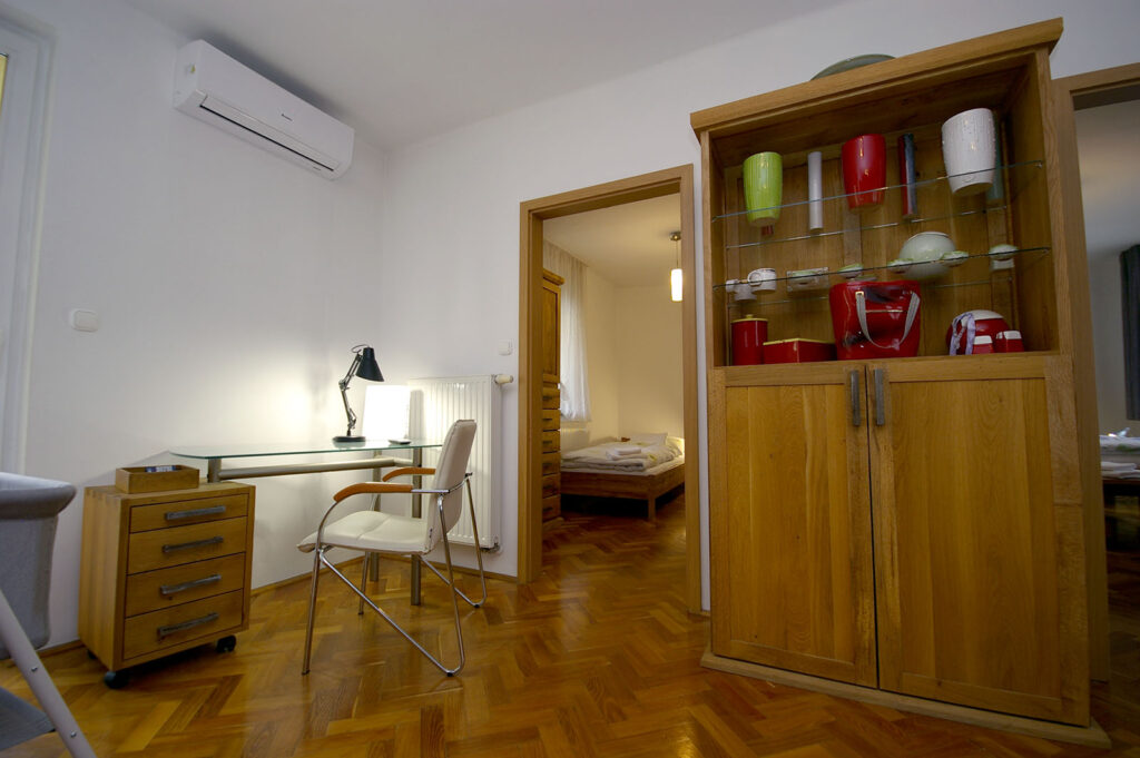 KeramikArt apartman Pécs - Kerámia díszes szekrény